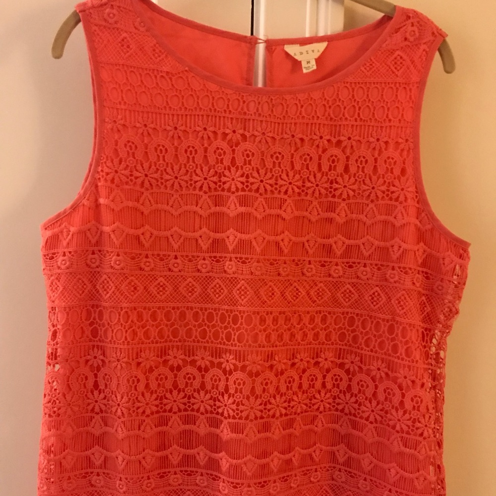 Adiva sleeveless top w/ lace overlay & trim nwot M